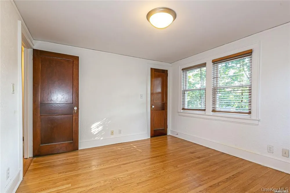 11 Potters Court Great Neck, NY 11024