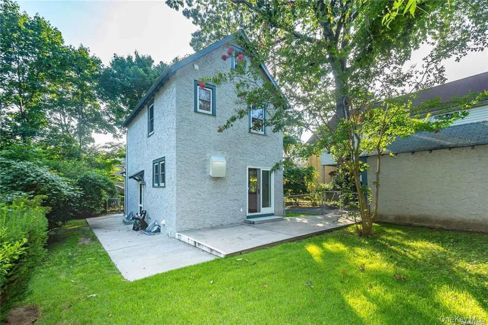 11 Potters Court Great Neck, NY 11024