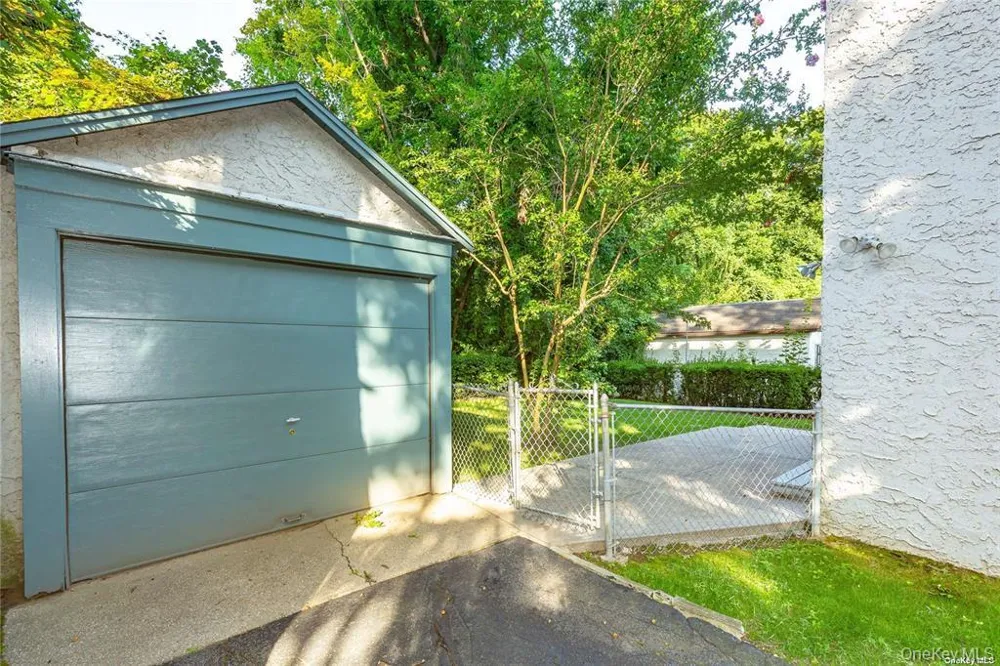 11 Potters Court Great Neck, NY 11024