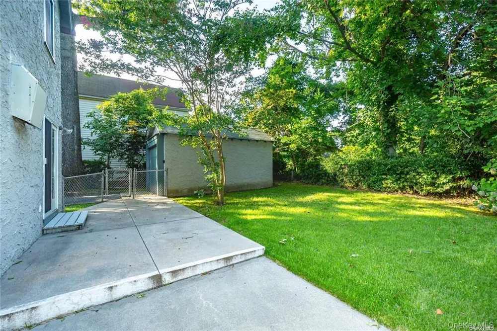 11 Potters Court Great Neck, NY 11024