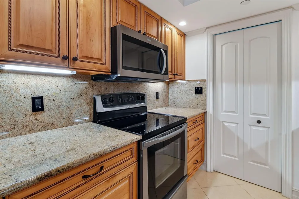 3000 OCEAN DRIVE #8A Singer Island, FL 33404