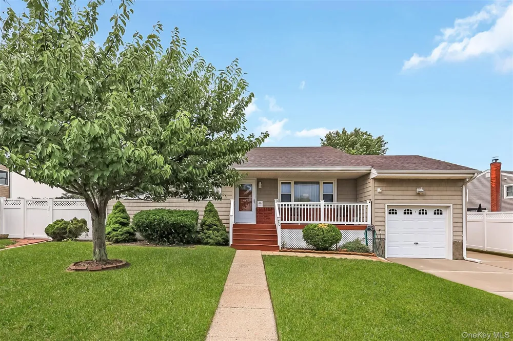 70 Prairie Lane Lindenhurst, NY 11757