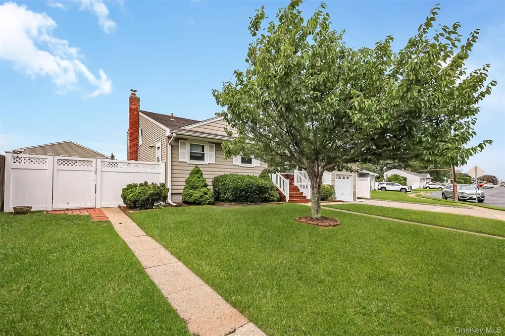 70 Prairie Lane Lindenhurst, NY 11757