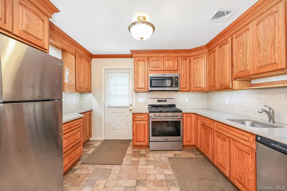 70 Prairie Lane Lindenhurst, NY 11757