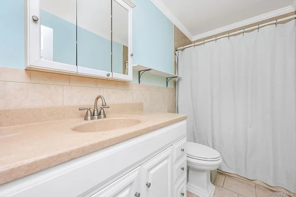 70 Prairie Lane Lindenhurst, NY 11757