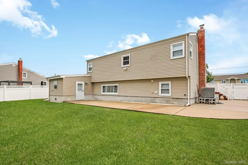 70 Prairie Lane Lindenhurst, NY 11757