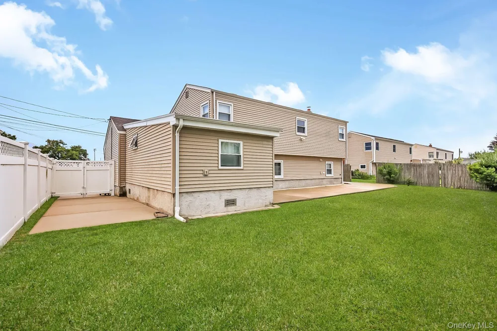 70 Prairie Lane Lindenhurst, NY 11757
