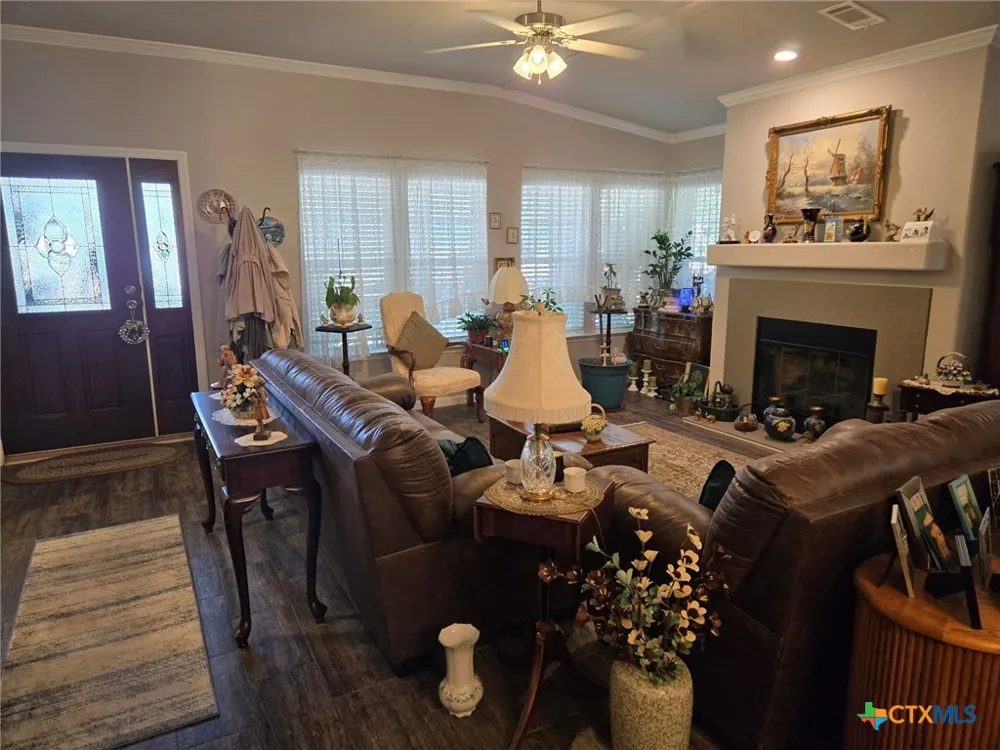 327 Reyna Lane Seguin, TX 78155
