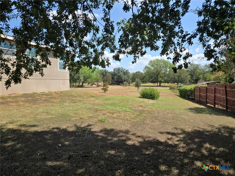 327 Reyna Lane Seguin, TX 78155