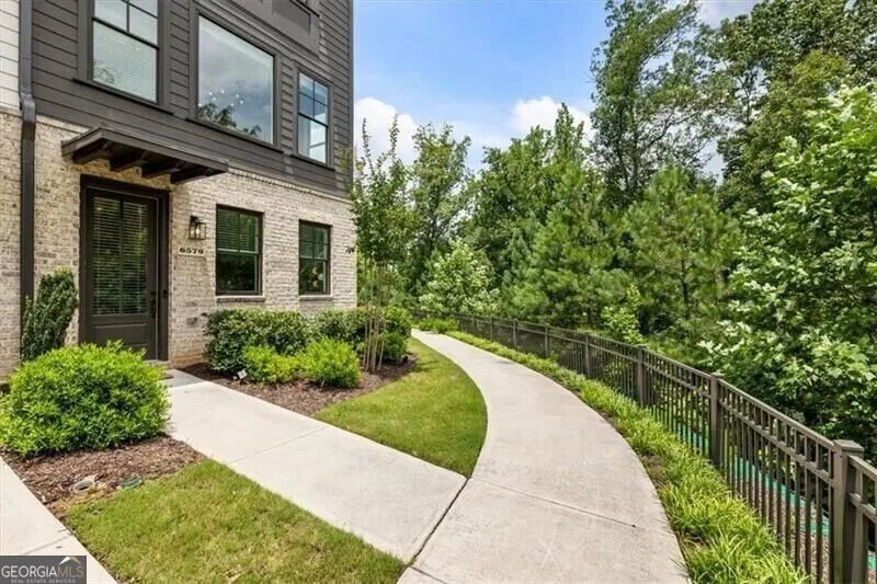 6579 Beacon DR Atlanta, GA 30328