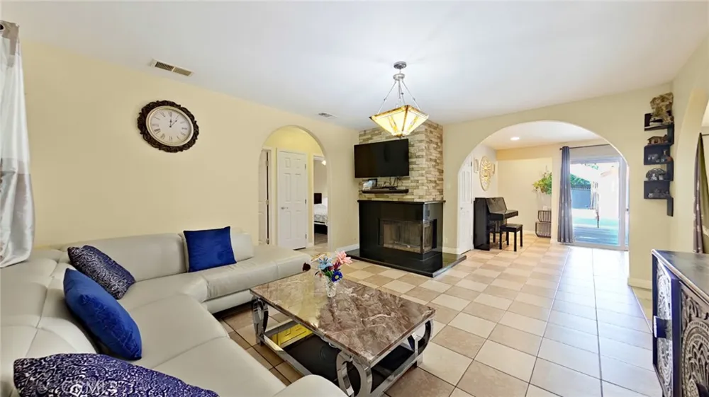 7827 Louise Northridge, CA 91325