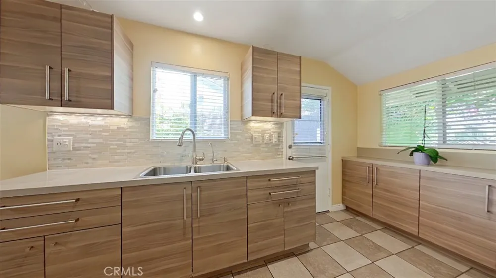 7827 Louise Northridge, CA 91325