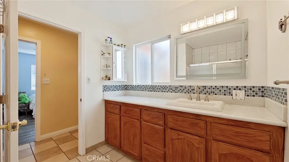 7827 Louise Northridge, CA 91325