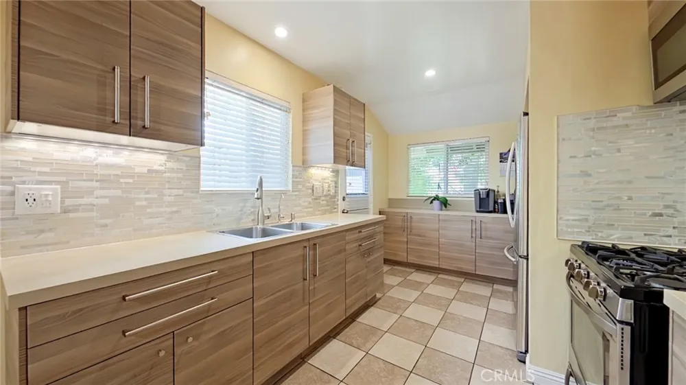 7827 Louise Northridge, CA 91325