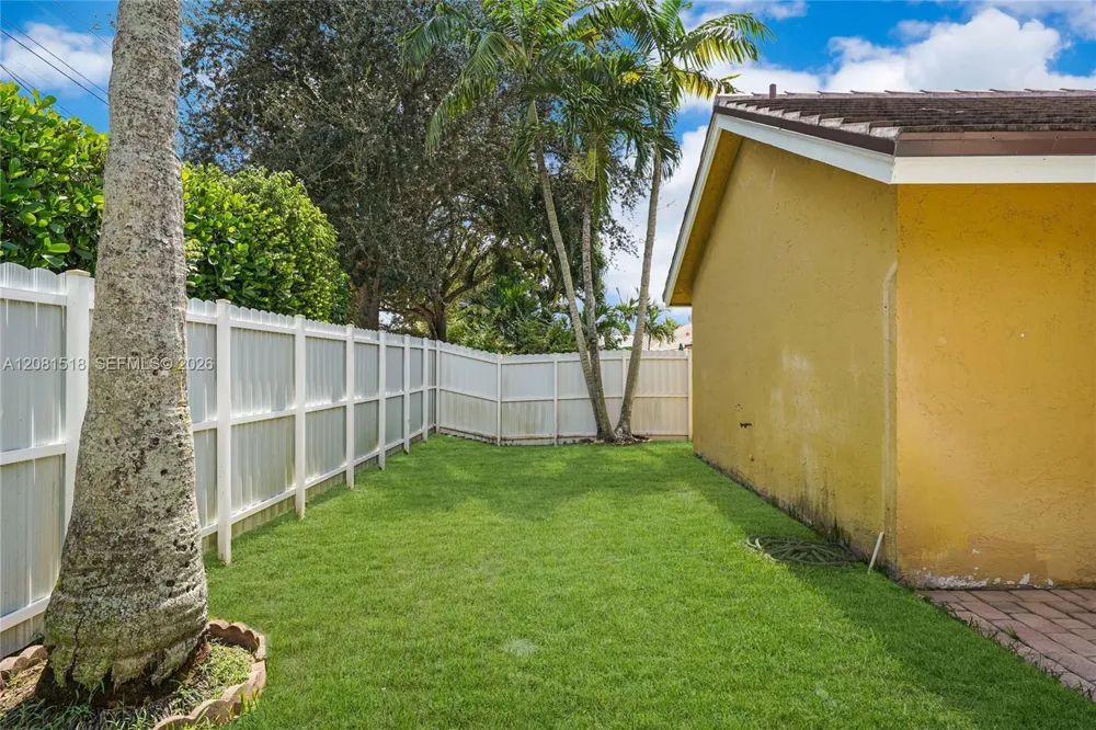 729 NW 161st Ave Pembroke Pines, FL 33028