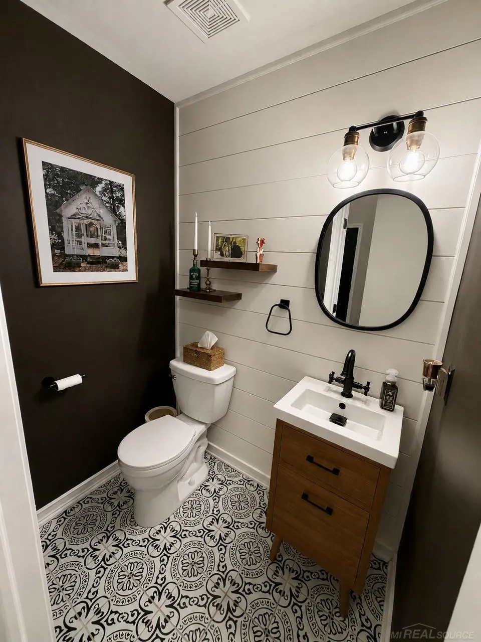 560 Thornehill Trail Oxford Village, MI 48371