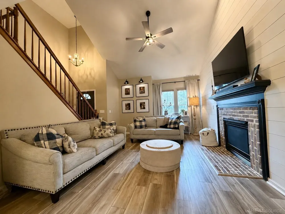 560 Thornehill Trail Oxford Village, MI 48371