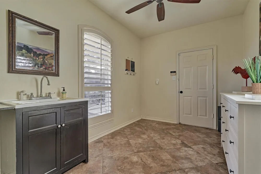 147 Sunnyvale W Montgomery, TX 77356
