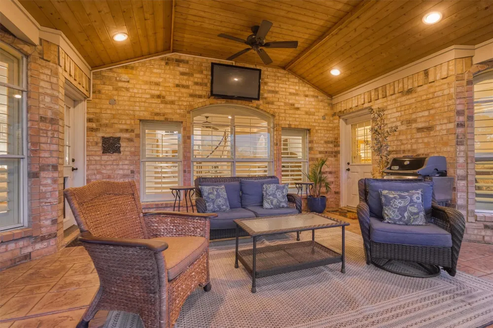 147 Sunnyvale W Montgomery, TX 77356