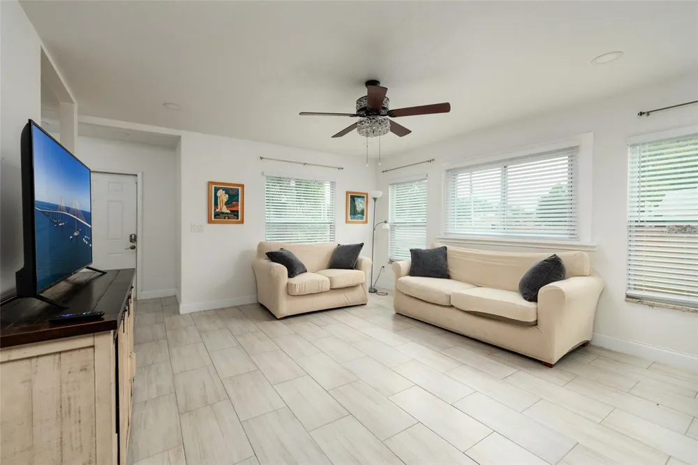 1147 JAMES AVENUE S St Petersburg, FL 33705