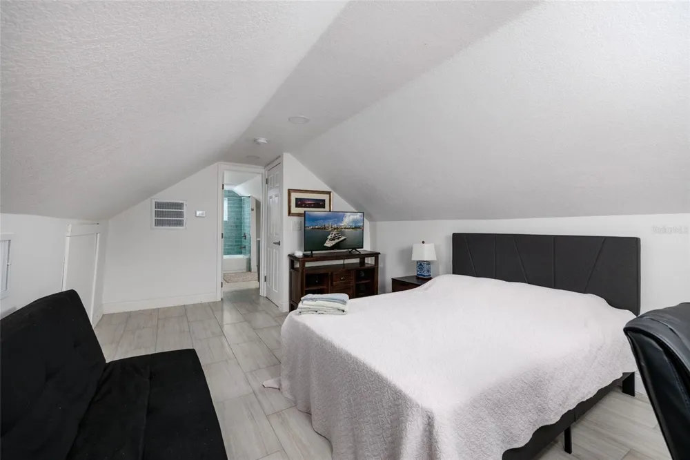 1147 JAMES AVENUE S St Petersburg, FL 33705