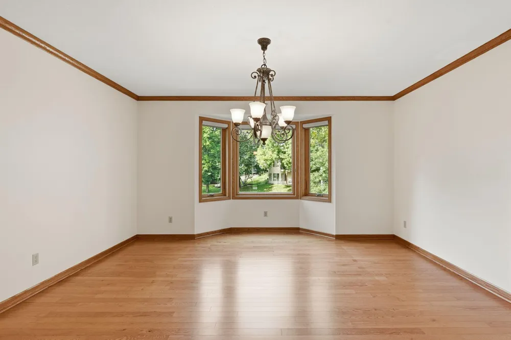 1316 Summit Oaks Drive Burnsville, MN 55337