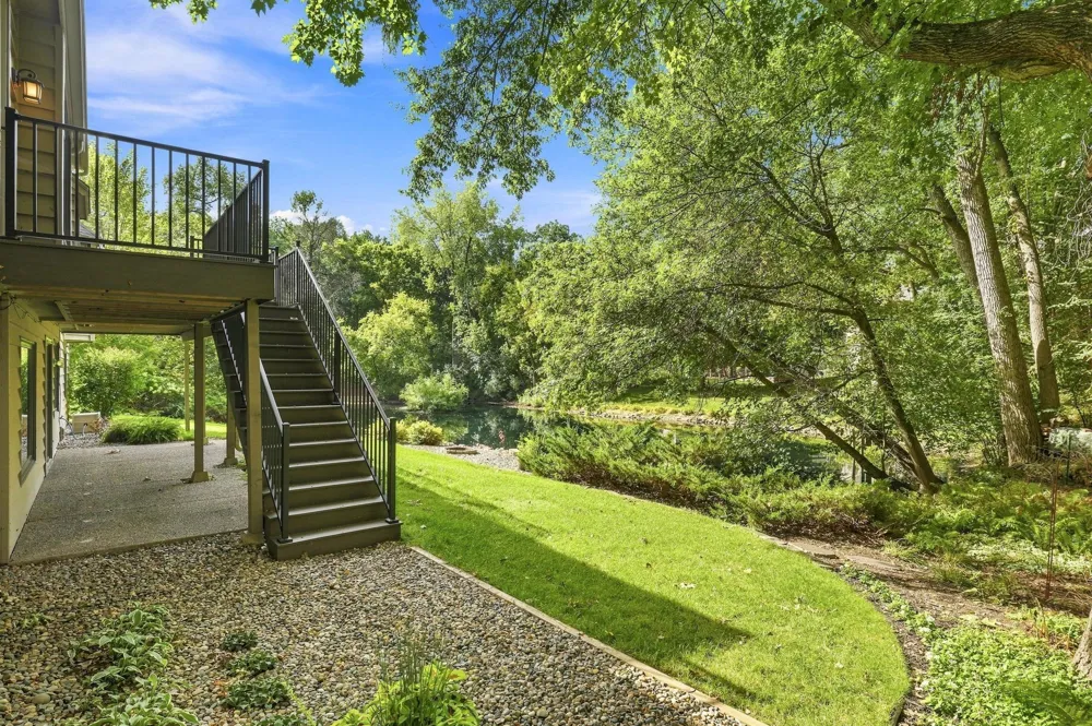 1316 Summit Oaks Drive Burnsville, MN 55337