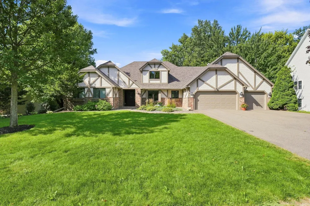 1316 Summit Oaks Drive Burnsville, MN 55337