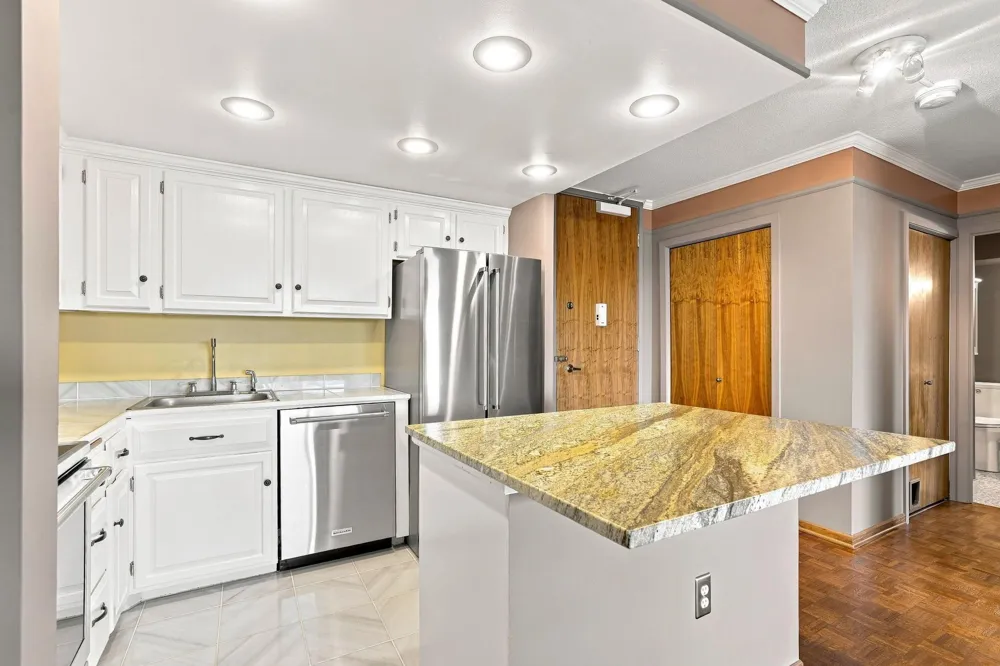 400 Groveland Ave #708 Minneapolis, MN 55403