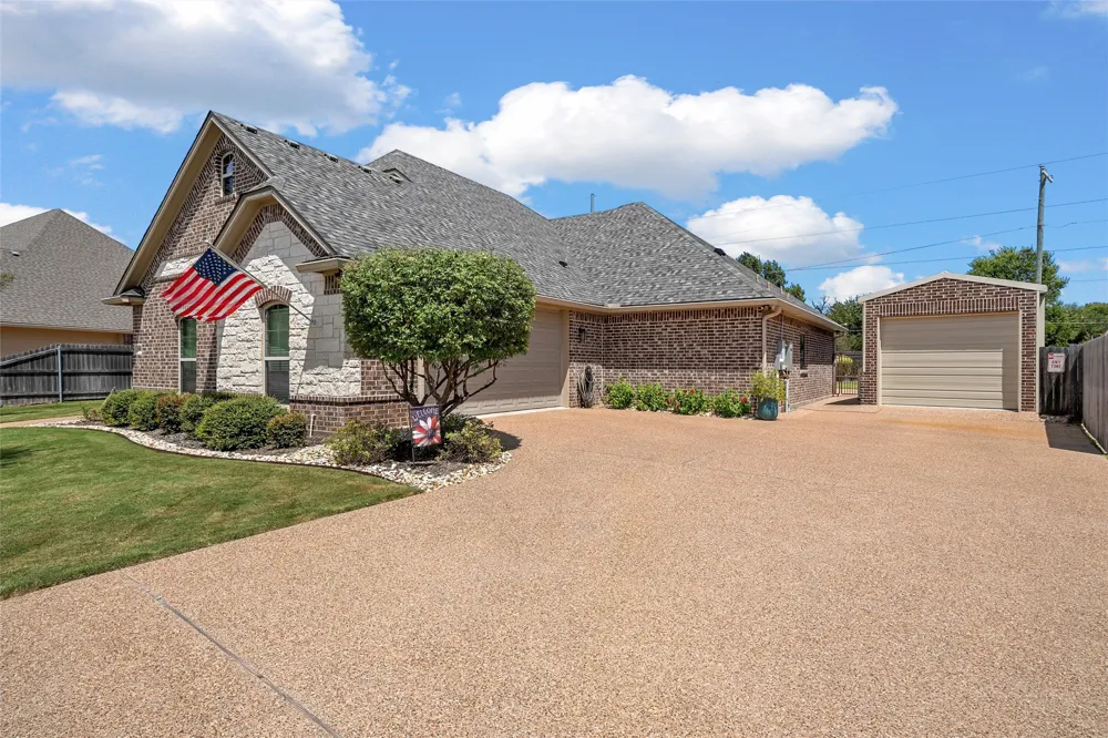 804 Gallant Fox Hewitt, TX 76643