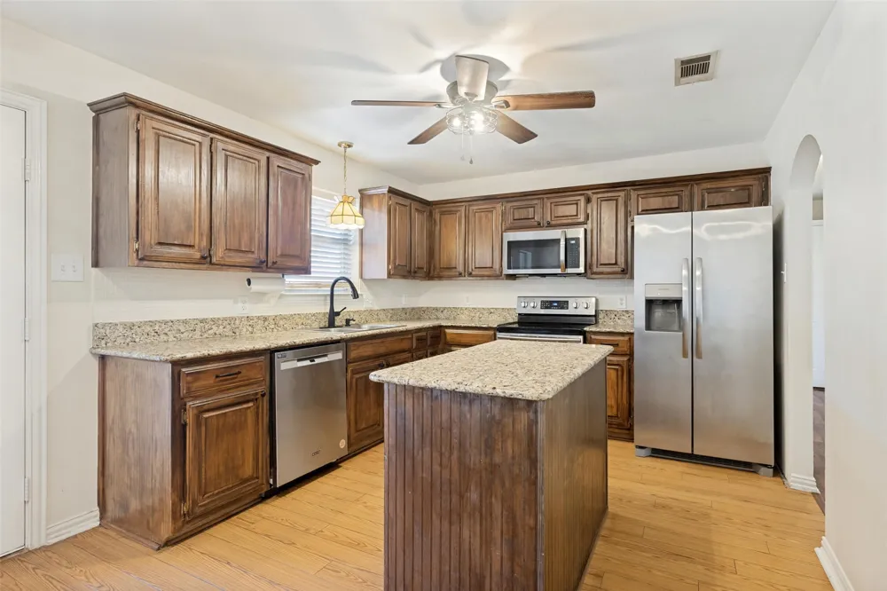 808 Wayne Trail Azle, TX 76020