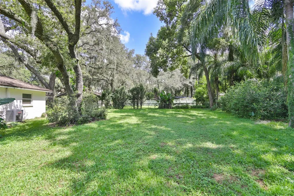 105 KINGSWAY ROAD Seffner, FL 33584