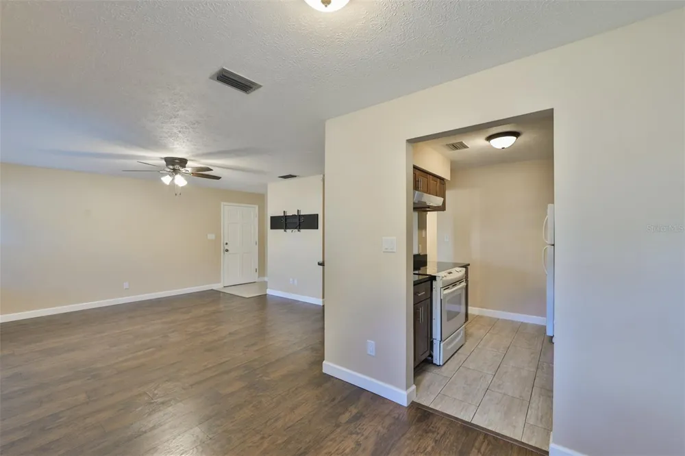 105 KINGSWAY ROAD Seffner, FL 33584