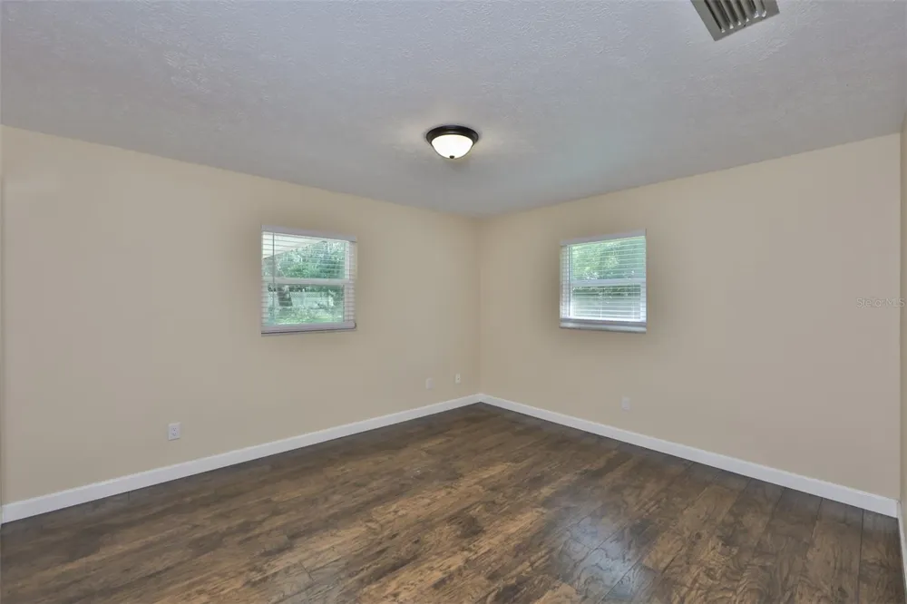 105 KINGSWAY ROAD Seffner, FL 33584