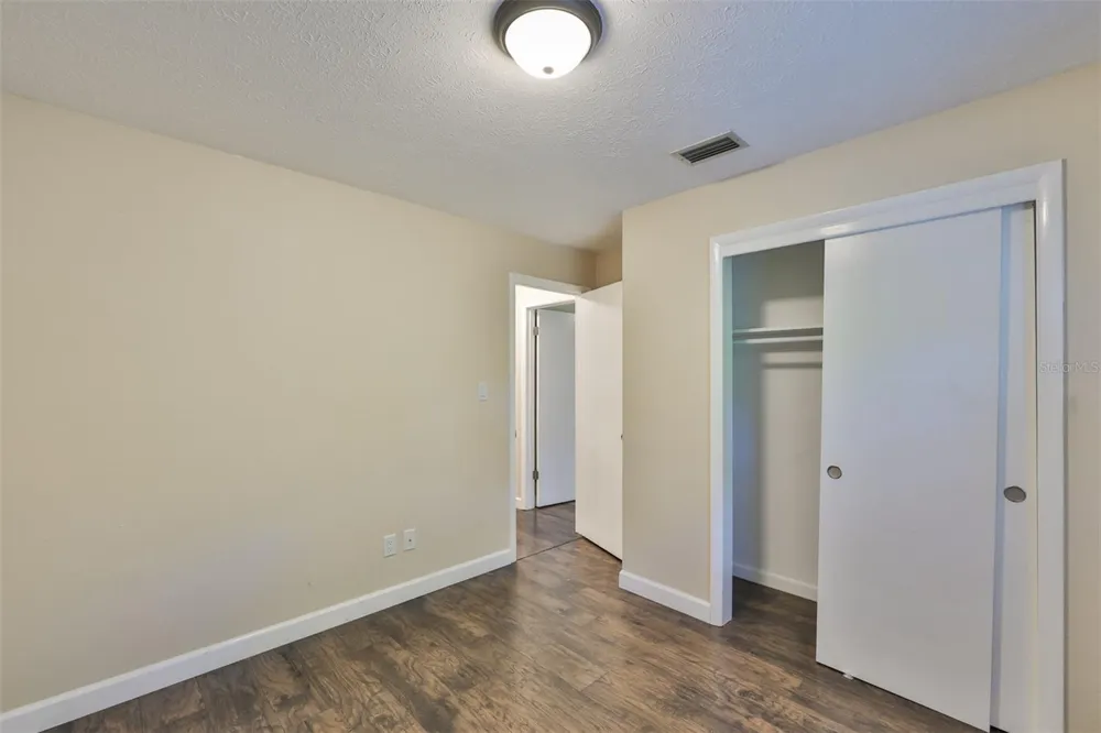105 KINGSWAY ROAD Seffner, FL 33584