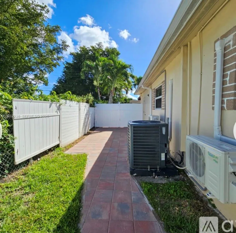 6800 SW 9th St #B Pembroke Pines, FL 33023