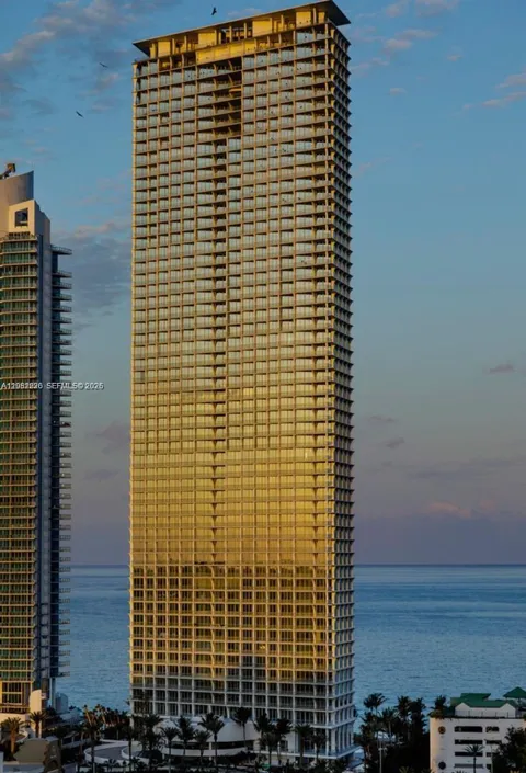 16901 Collins Ave #704