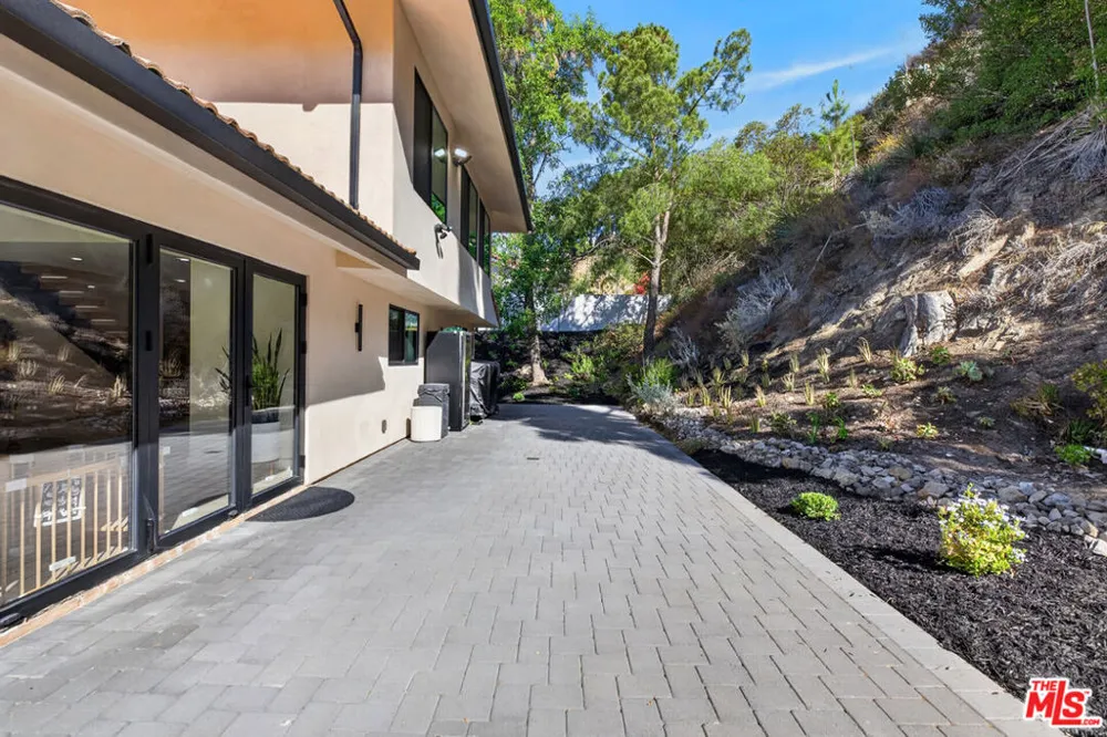 3243 Kirkham Drive Glendale, CA 91206