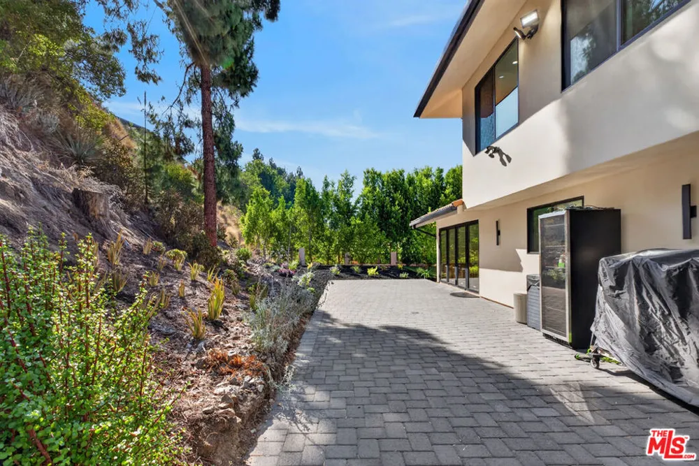 3243 Kirkham Drive Glendale, CA 91206