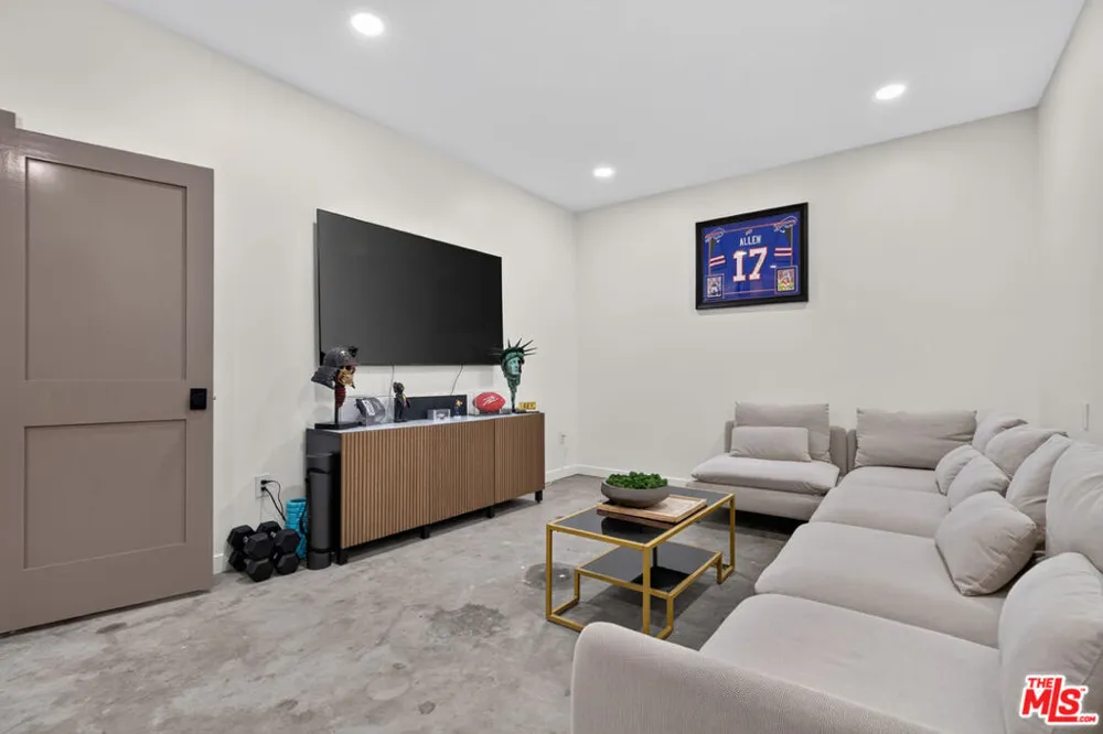 3243 Kirkham Drive Glendale, CA 91206