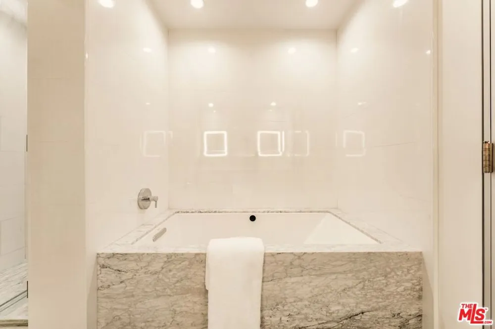 330 W 11th Street #401 & 402 Los Angeles, CA 90015