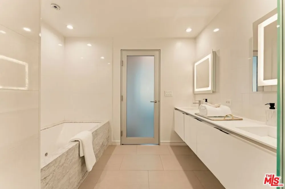 330 W 11th Street #401 & 402 Los Angeles, CA 90015