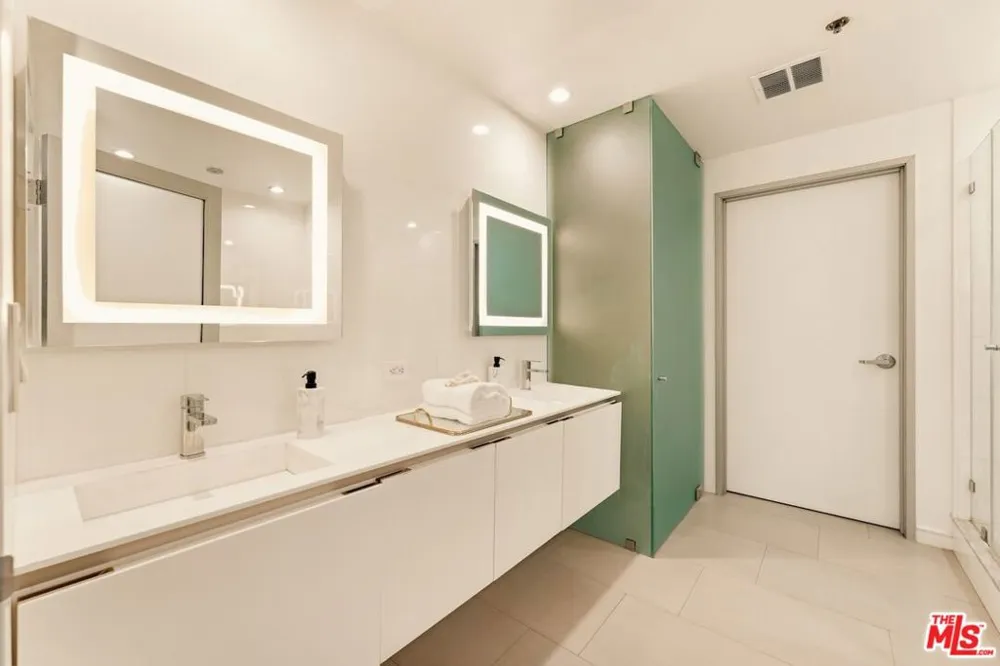 330 W 11th Street #401 & 402 Los Angeles, CA 90015