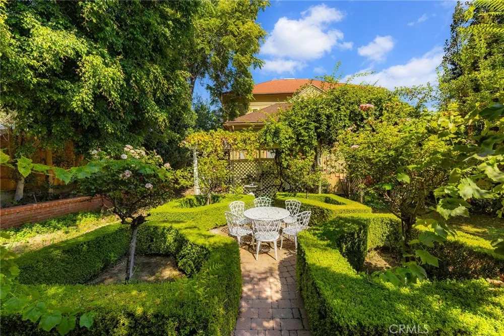 225 Lima Sierra Madre, CA 91024