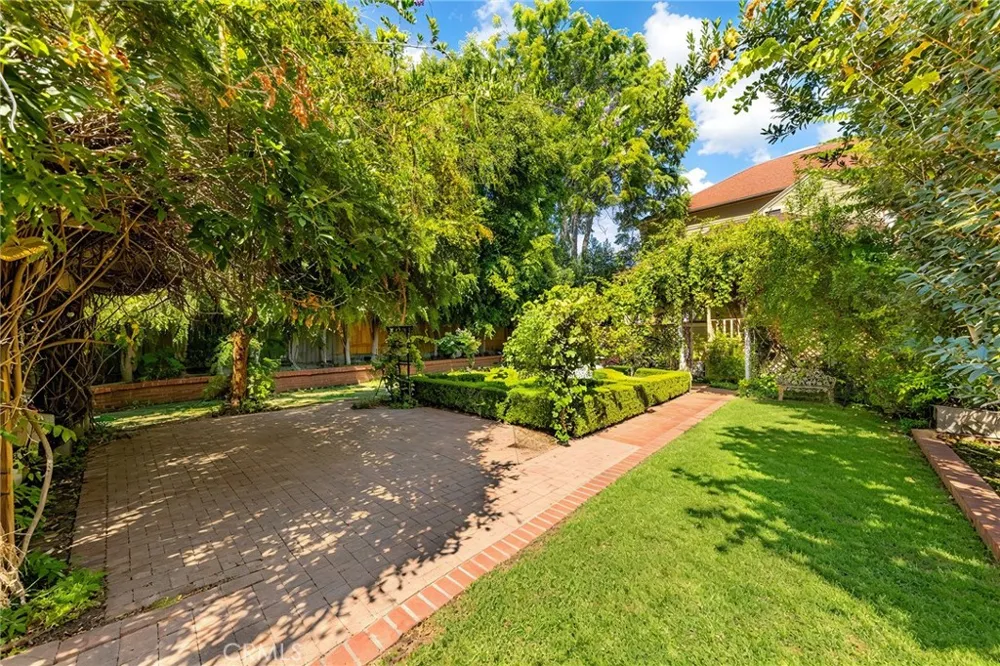 225 Lima Sierra Madre, CA 91024