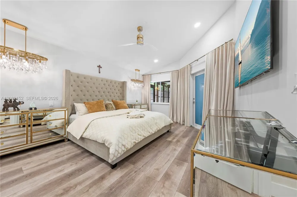 1077 NW 170th Ave Pembroke Pines, FL 33028