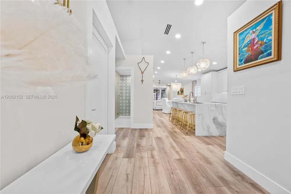 1077 NW 170th Ave Pembroke Pines, FL 33028