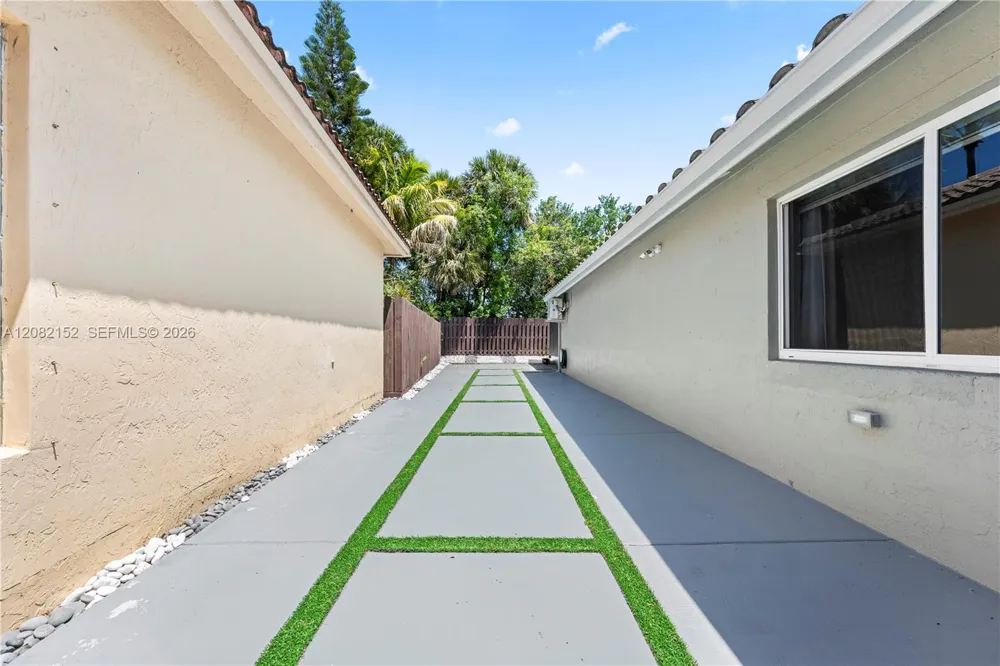 1077 NW 170th Ave Pembroke Pines, FL 33028