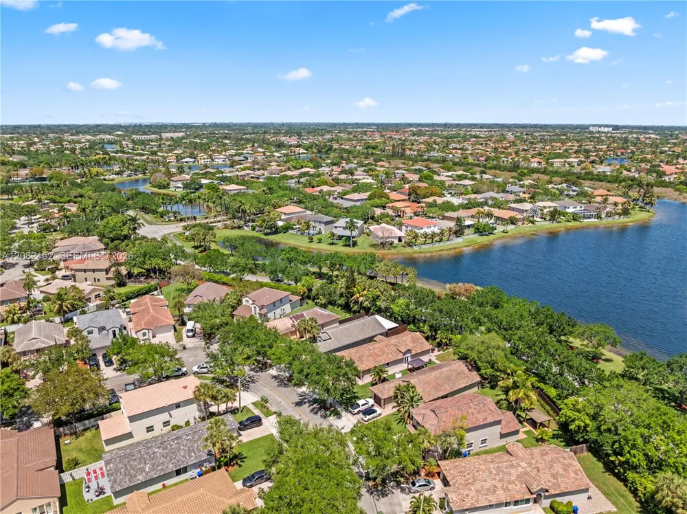1077 NW 170th Ave Pembroke Pines, FL 33028
