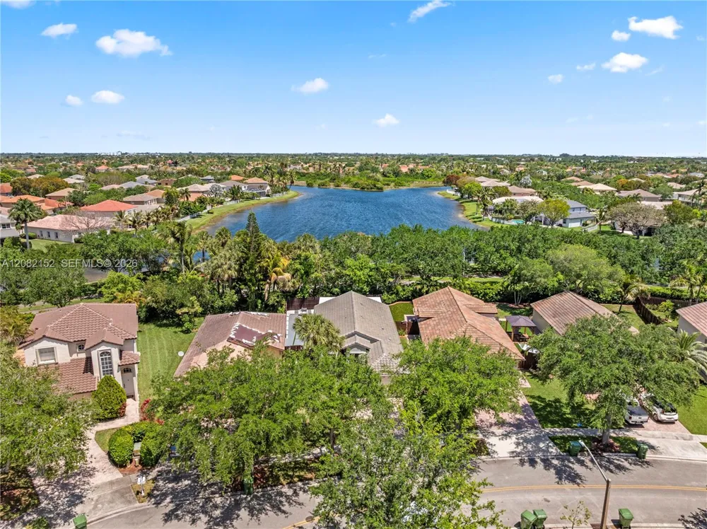 1077 NW 170th Ave Pembroke Pines, FL 33028